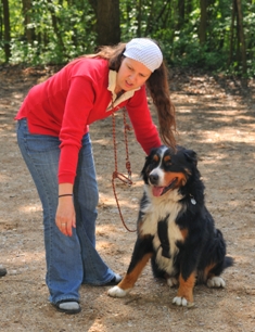 "B�sn�c� pes v p��i sv� majitelky, kter� se neust�le p�lili buchty:))