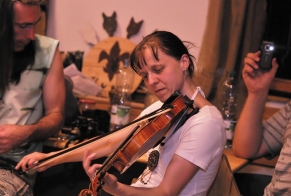 Kam�a po druh� - tentokr�t s houslemi