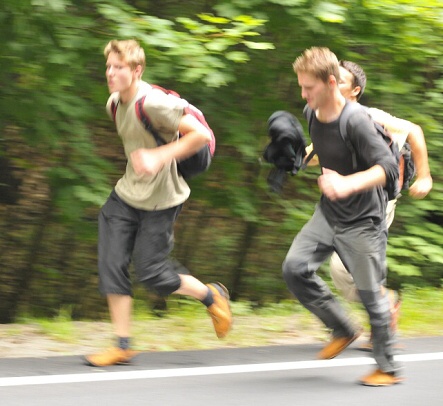 Kone�n� n�kdo vymyslel, �e s botama, se kter�ma se nedalo u�  chodit, za�neme b�et:))"