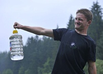 "Sout� o to, kdo u dr�� 5 kg d�le - takhle se �kleb� norm�ln�:-)"